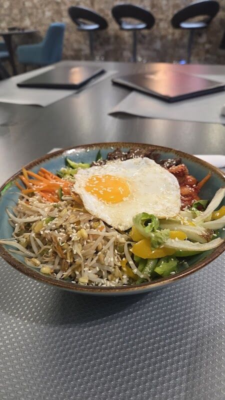 Bibimbap s volským okem a čerstvou zeleninou