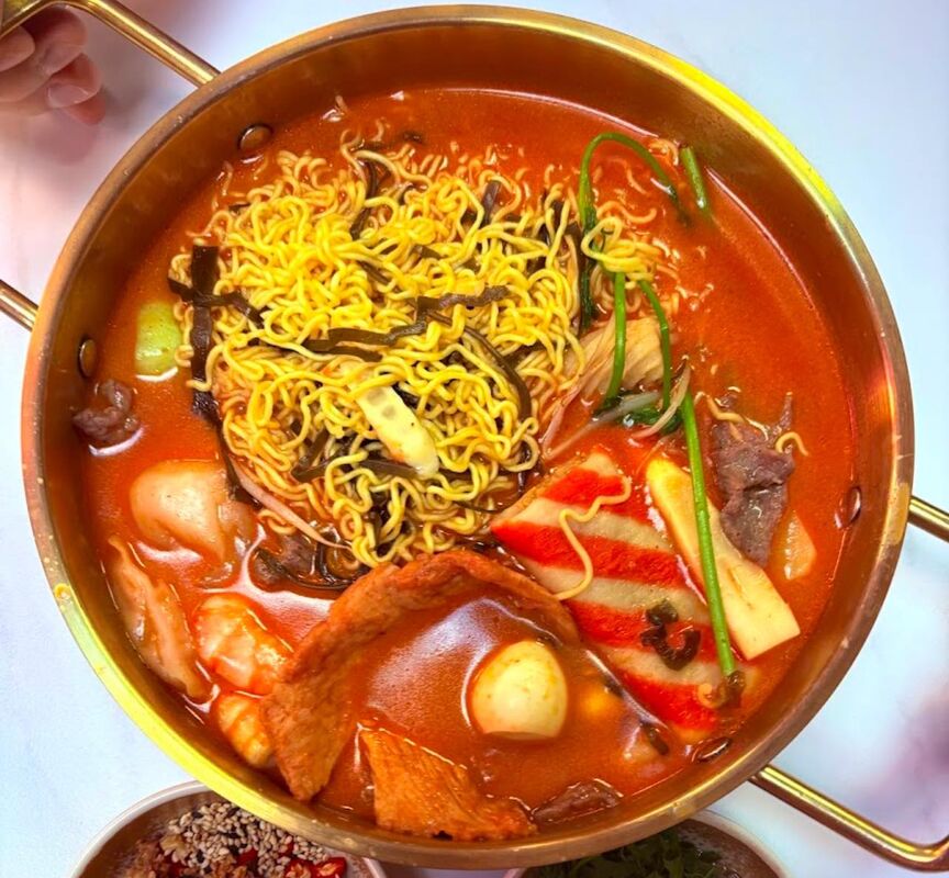 Korejský ramen v tradičním hrnci